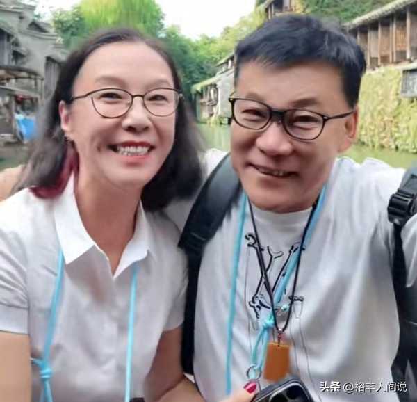 李国庆携妻子现身乌镇!张丹红罕有露娇羞脸