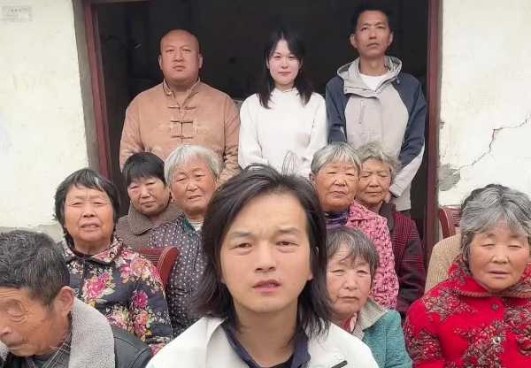 小伙回应与农村老人拍低成本三国
