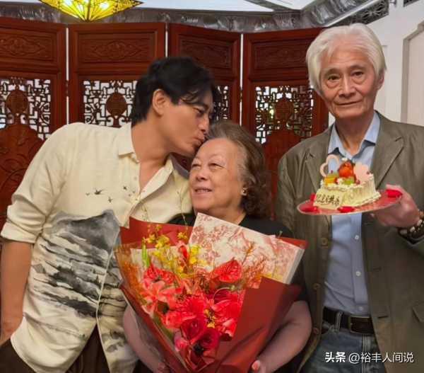 陈龙为父母庆祝“金婚”!花重金1.88万订套房