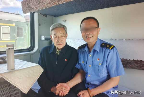 曝71岁李雪健坐绿皮火车外出!头发花白戴党徽