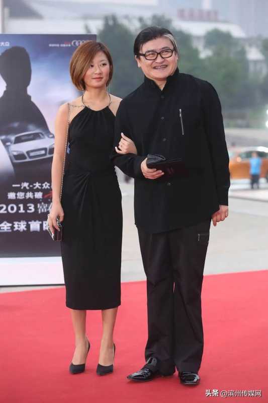 刘欢33岁女儿结婚!一头红发笑容灿烂