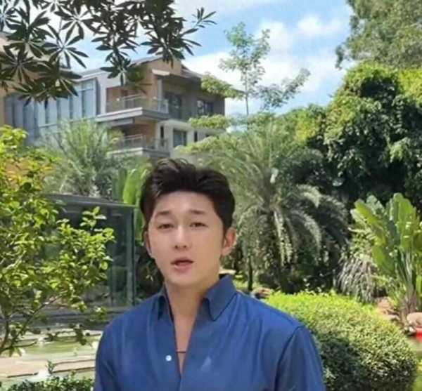 5岁陪爬泰山男演员转行景区NPC"