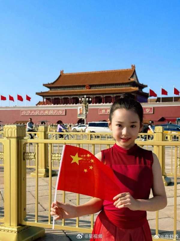 董璇女儿小酒窝用舞蹈献礼祖国