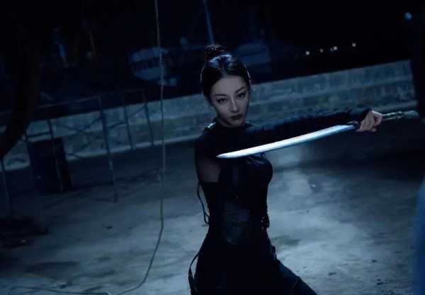 迪丽热巴“疯刀”美学封神!这才是真的“姐姐杀我”