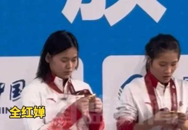 全红婵凝视金牌后反复抚摸,观众为全红婵下起“娃娃雨”