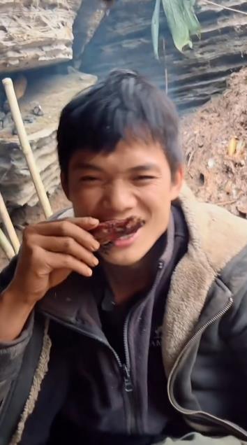 荒野求生选手抓野猪吃到流油赛事方回应