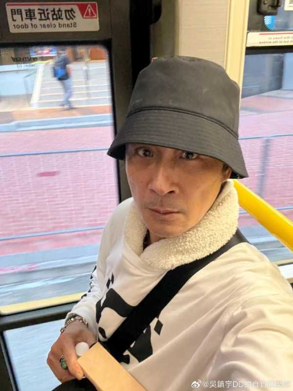 吴镇宇坐公交刷老年卡差点被赶下车