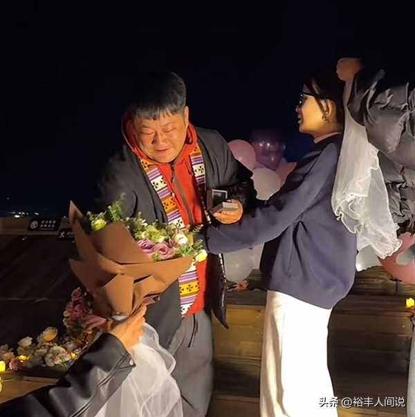 网红“丽江石榴哥”求婚!女友小其12岁
