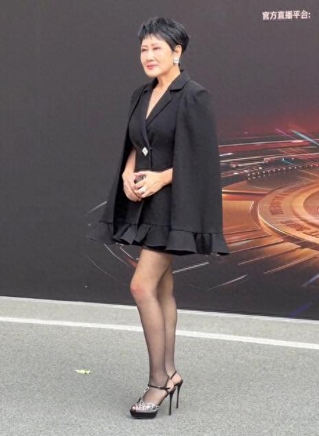 张凯丽回应自己穿黑丝叫网友买足力健