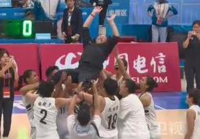 广东女篮夺冠后把教练扔了起来