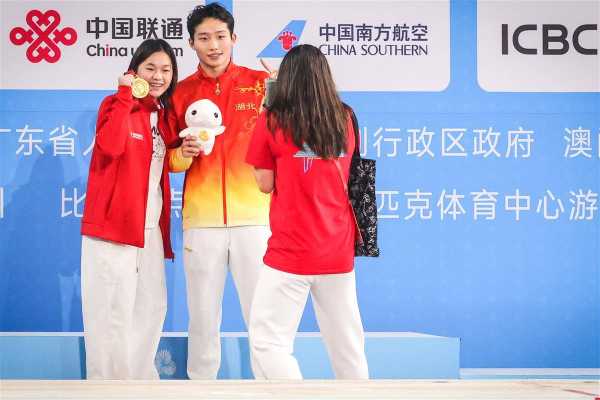 王宗源将金牌递给全红婵一起拍照