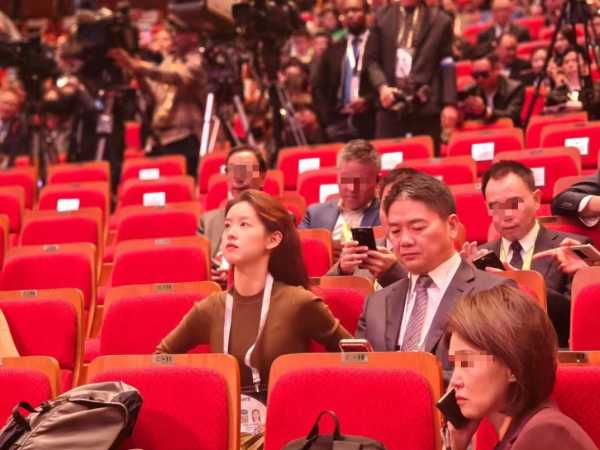 刘强东自嘲在老婆面前没有了自信