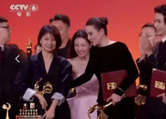 钟楚曦再陷“抢C位”风波