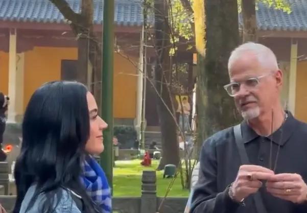 1岁“水果姐”现身灵隐寺!身穿牛仔套装虔诚许愿"