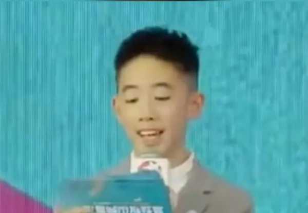 陈小春儿子用三种语言主持校园活动