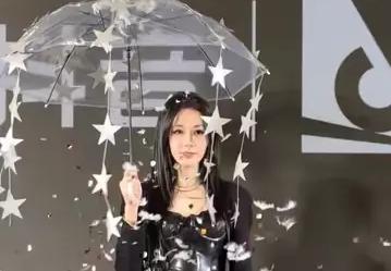 迪丽热巴再现拔刀名场面结果拔反了