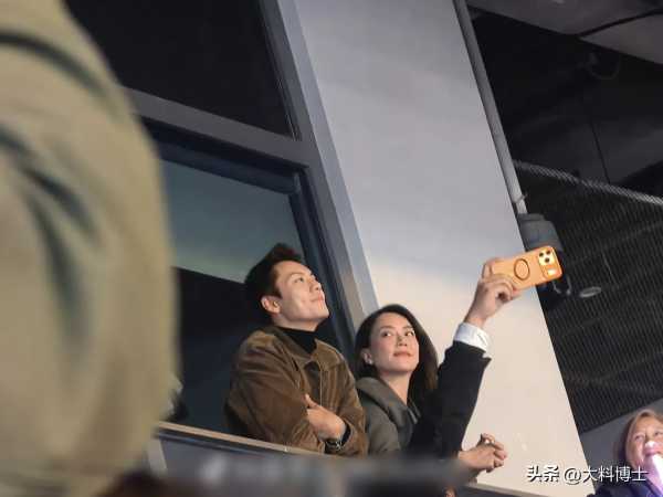 陈伟霆去看谢霆锋演唱会!霍汶希看得犯花痴