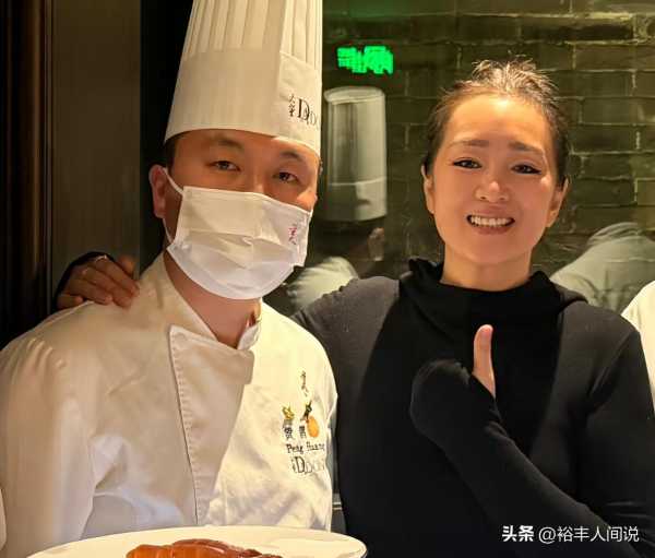 巩俐随马克龙吃烤鸭!揽大师傅无明星架子