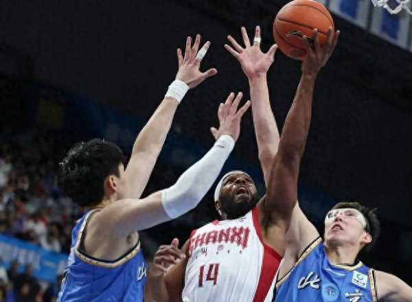 周琦比赛中再度伤到眼睛!17日去医院检查