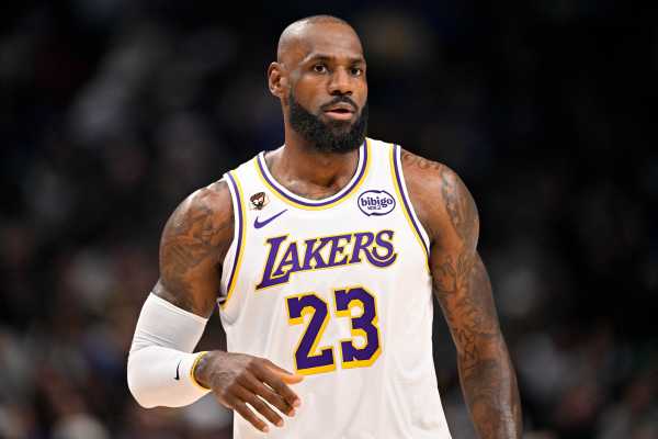 Shams:詹姆斯打算在湖人打完本赛季