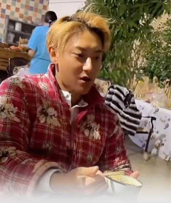 四川女婿黄子韬在家也得穿省服